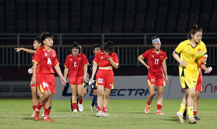 Tuyển thủ U19 nữ Việt Nam bật khóc sau lần thứ 4 liên tiếp thua chung kết Đông Nam Á - 2