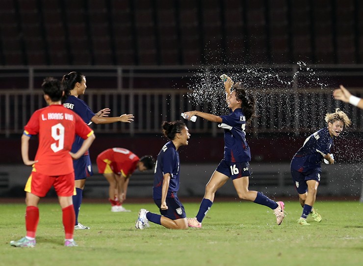 Tuyển thủ U19 nữ Việt Nam bật khóc sau lần thứ 4 liên tiếp thua chung kết Đông Nam Á - 1