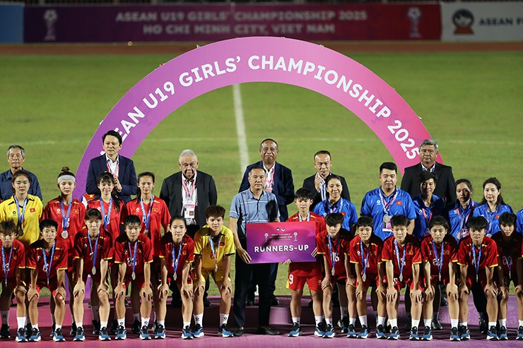 Tuyển thủ U19 nữ Việt Nam bật khóc sau lần thứ 4 liên tiếp thua chung kết Đông Nam Á - 9