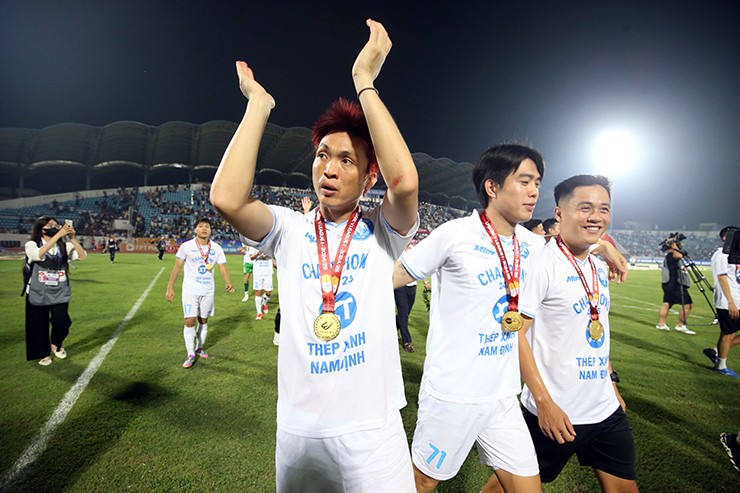 Xuân Son vỡ òa nâng cúp vô địch V-League, hạnh phúc trong vòng vây CĐV Nam Định - 5