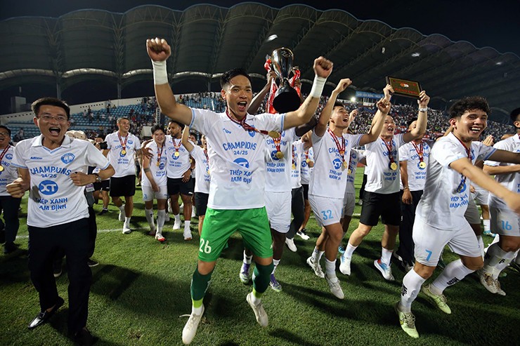 Xuân Son vỡ òa nâng cúp vô địch V-League, hạnh phúc trong vòng vây CĐV Nam Định - 4