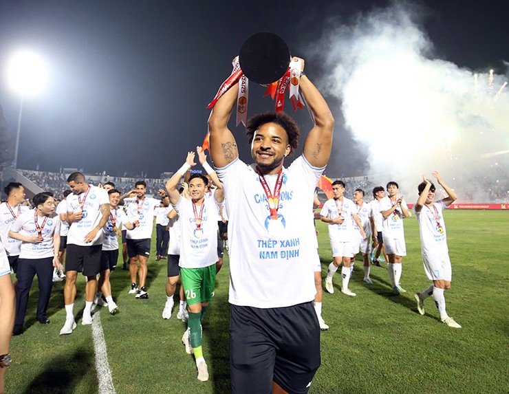 Xuân Son vỡ òa nâng cúp vô địch V-League, hạnh phúc trong vòng vây CĐV Nam Định - 8