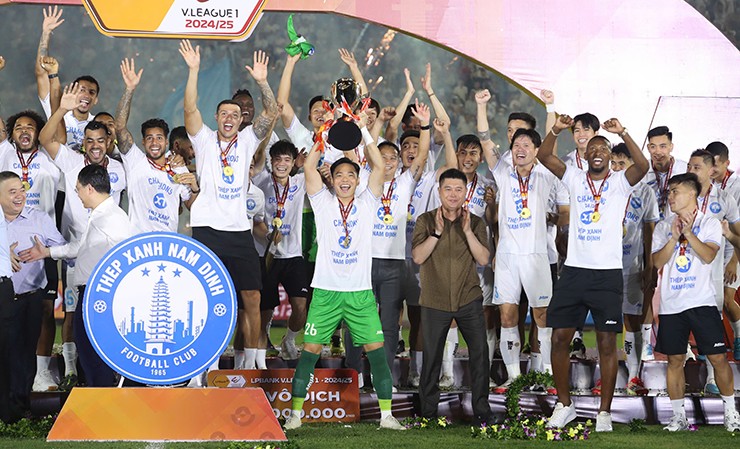 Xuân Son vỡ òa nâng cúp vô địch V-League, hạnh phúc trong vòng vây CĐV Nam Định - 1