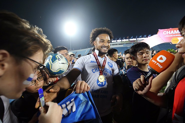 Xuân Son vỡ òa nâng cúp vô địch V-League, hạnh phúc trong vòng vây CĐV Nam Định - 7