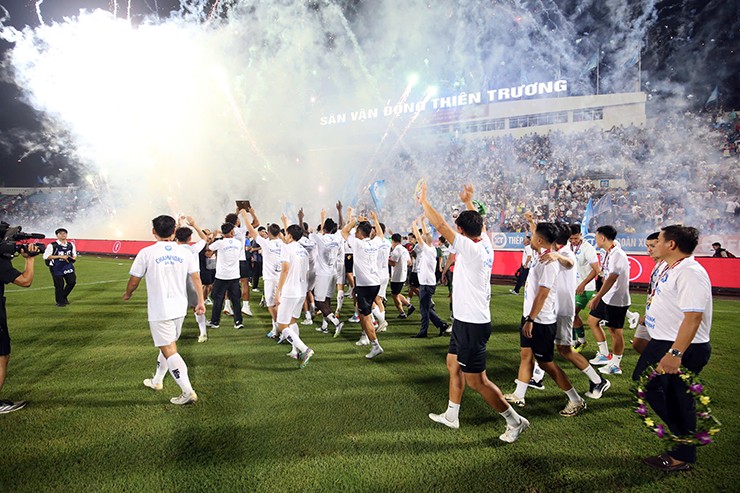 Xuân Son vỡ òa nâng cúp vô địch V-League, hạnh phúc trong vòng vây CĐV Nam Định - 2