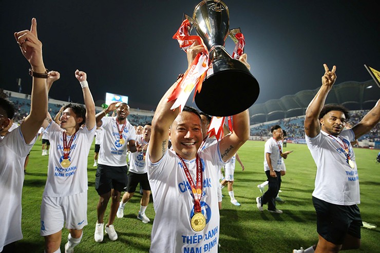 Xuân Son vỡ òa nâng cúp vô địch V-League, hạnh phúc trong vòng vây CĐV Nam Định - 9