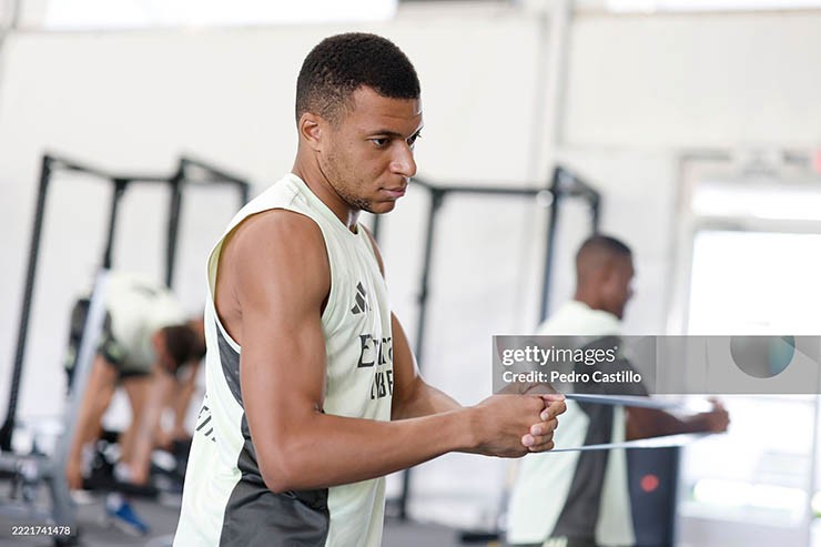 Mbappe tiều tụy vì sút 5kg, trở lại tập luyện cho đại chiến Real Madrid - Salzburg - 2
