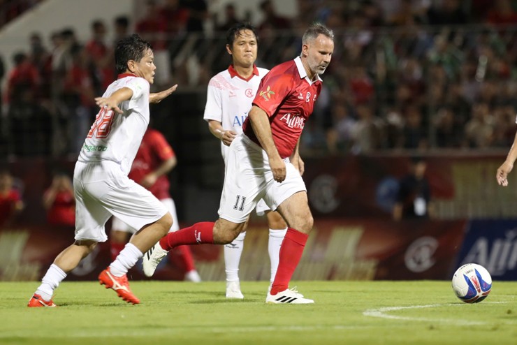 Kết quả bóng đá Việt Nam All Stars - Huyền thoại MU: Michael Owen rực sáng, "đại tiệc" 6 bàn - 1