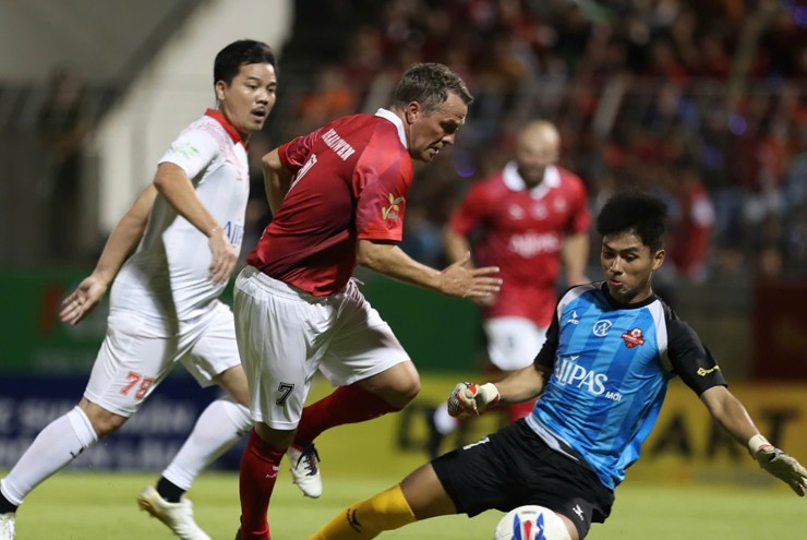 Kết quả bóng đá Việt Nam All Stars - Huyền thoại MU: Michael Owen rực sáng, "đại tiệc" 6 bàn - 5