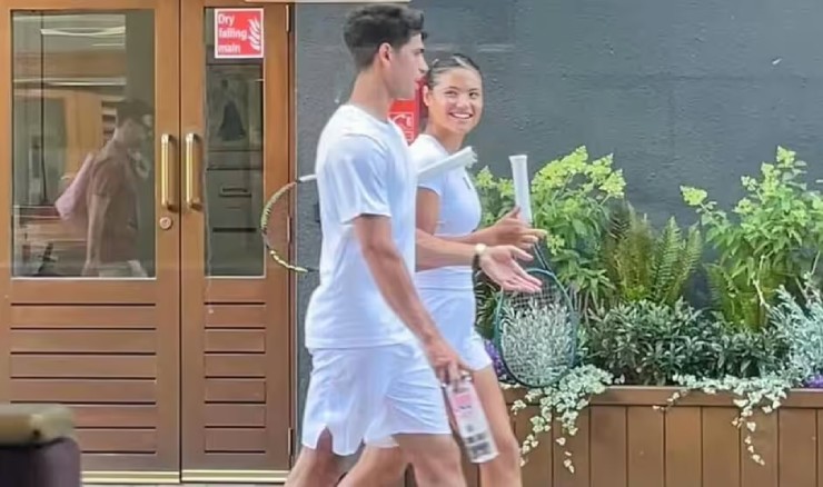 Nóng nhất thể thao sáng 28/6: Alcaraz bị Djokovic "mắng yêu", đi riêng với Raducanu - 2
