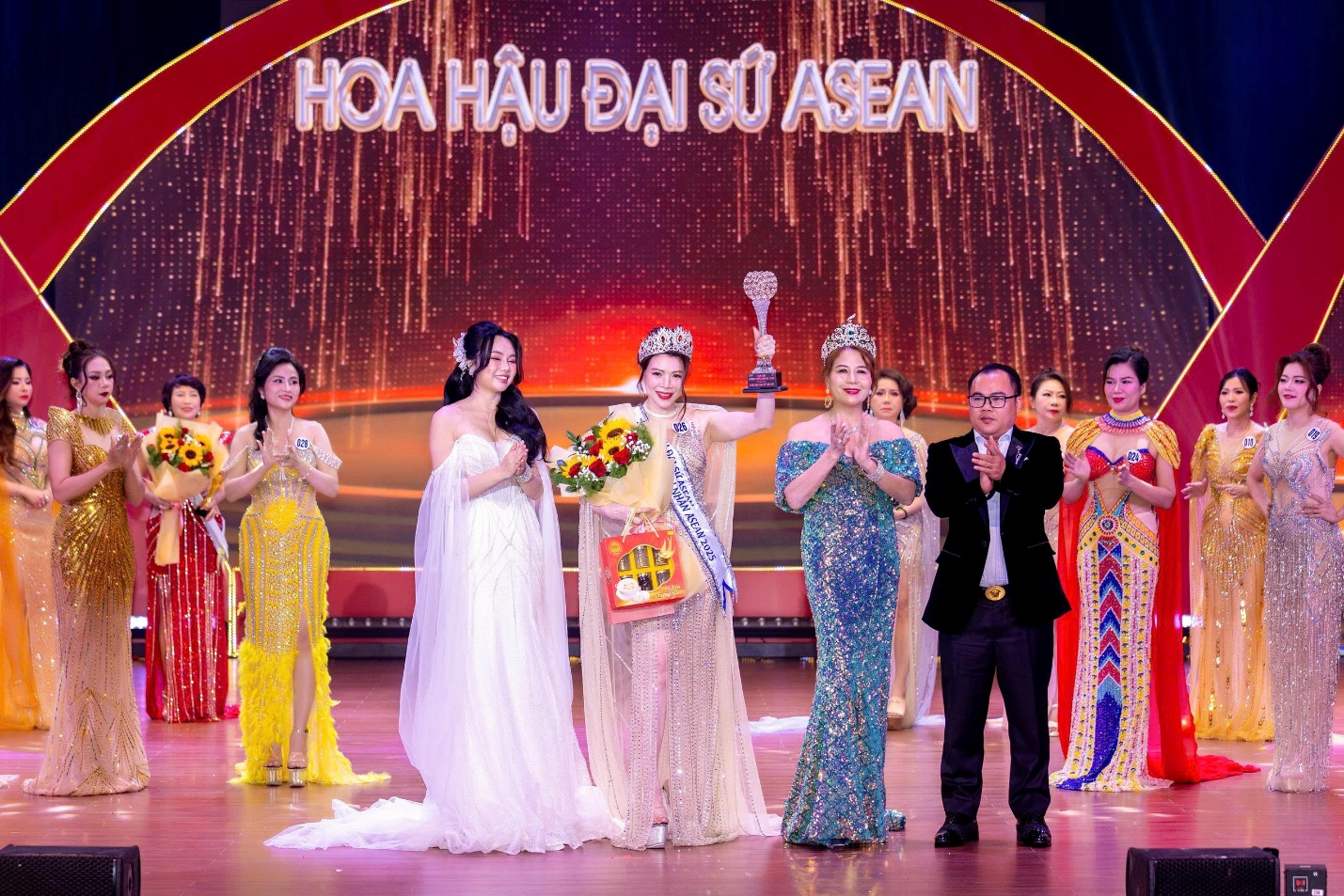 Vinh danh Hoa hậu Đại sứ Asean 2025: Hành trình của nhan sắc và trách nhiệm cộng đồng của nữ doanh nhân Mai Thị Nhung - 4