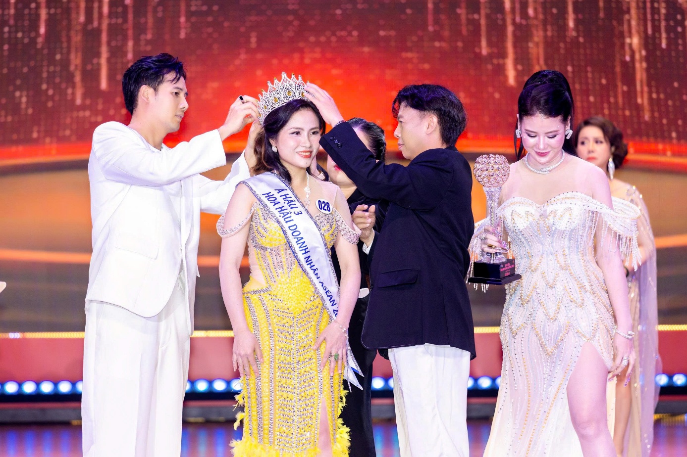 Người đẹp Lê Thanh Thúy chinh phục Ban giám khảo để giành danh hiệu Á hậu 3 đầy thuyết phục - 2
