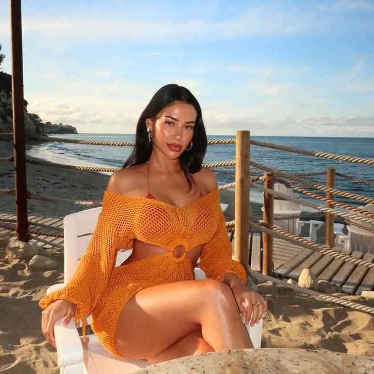 Bạn gái Bellingham mặc bikini gây sốt bãi biển, fan gọi là "phiên bản hoàn hảo" - 3