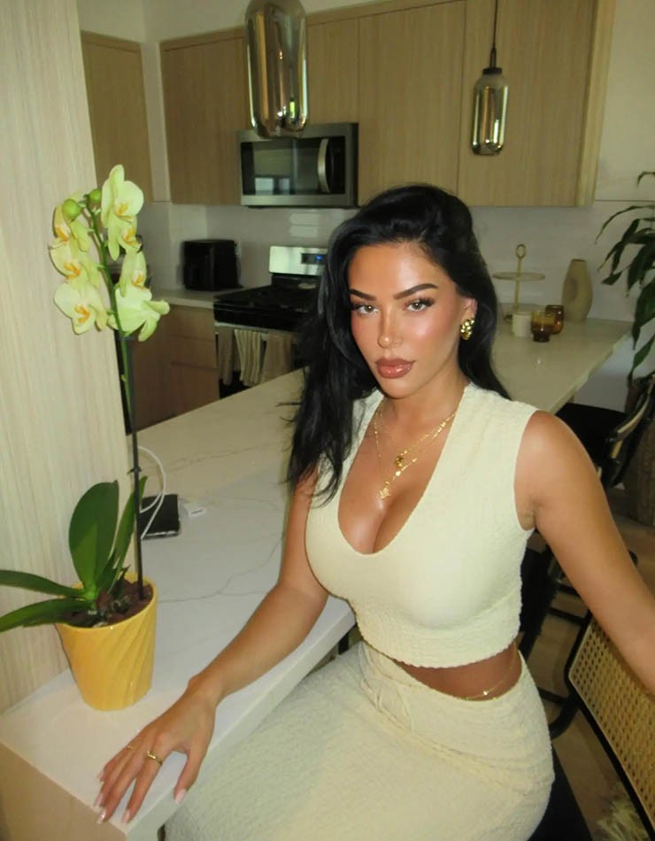 Bạn gái Bellingham mặc bikini gây sốt bãi biển, fan gọi là "phiên bản hoàn hảo" - 8