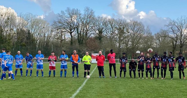 Ngỡ ngàng trận cầu 24 thẻ đỏ: Loạn từ sân tới khán đài, fan dùng cả "hàng nóng" - 1