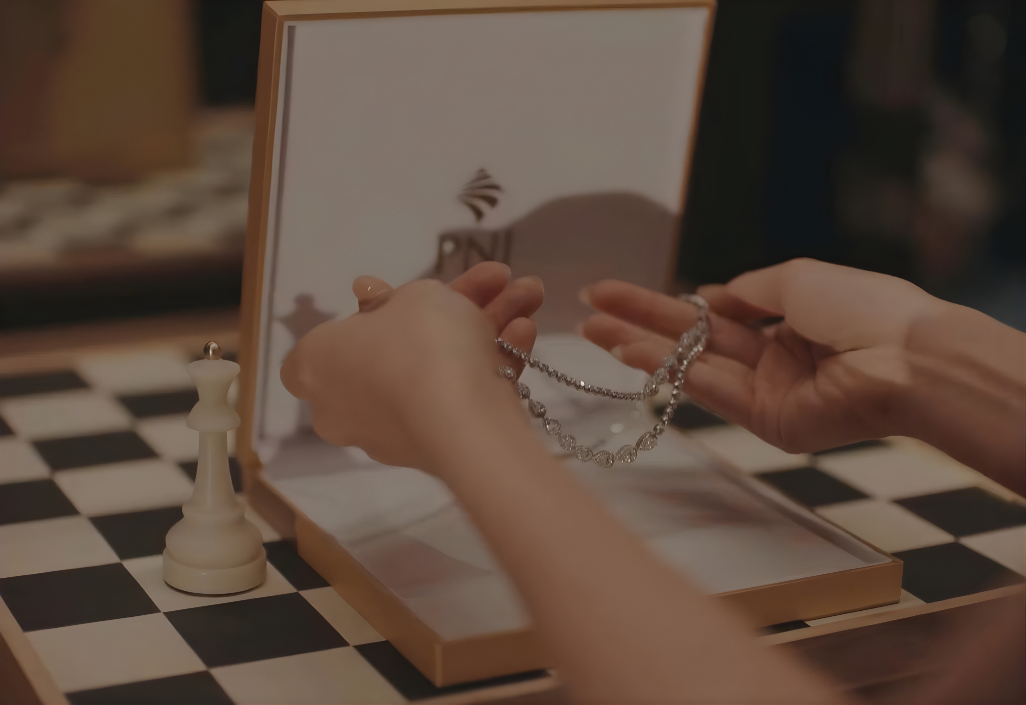 Khoảnh khắc rời khỏi bàn cờ: Câu chuyện phía sau sự thức tỉnh của LyLy trong Mưa rào và đại dương - 3