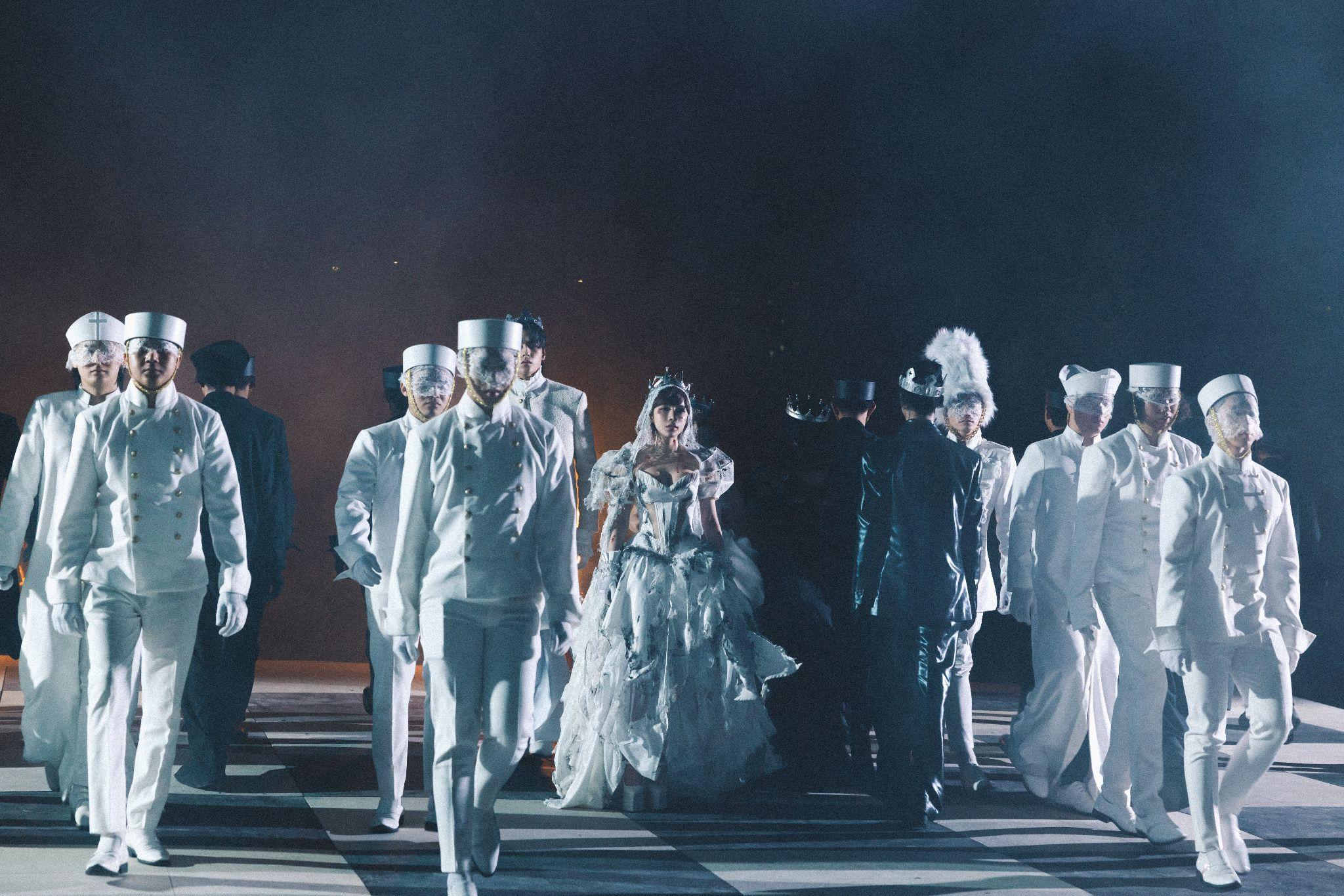 Khoảnh khắc rời khỏi bàn cờ: Câu chuyện phía sau sự thức tỉnh của LyLy trong Mưa rào và đại dương - 1