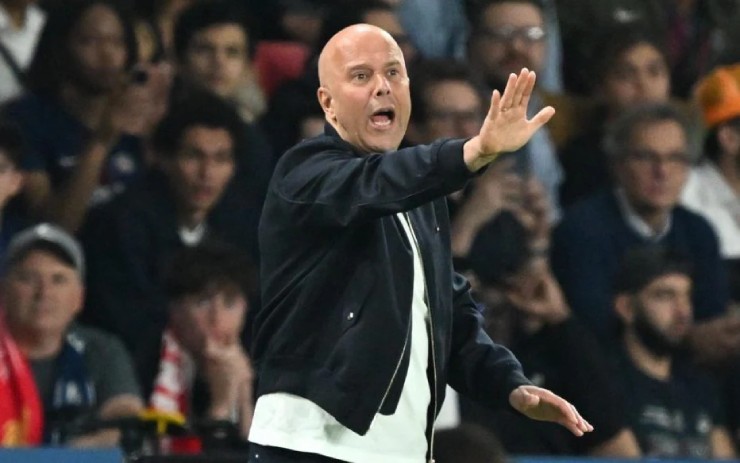 Bất ngờ Liverpool không sa thải HLV Slot, hậu vệ huyền thoại nối gót Salah ra đi - 1