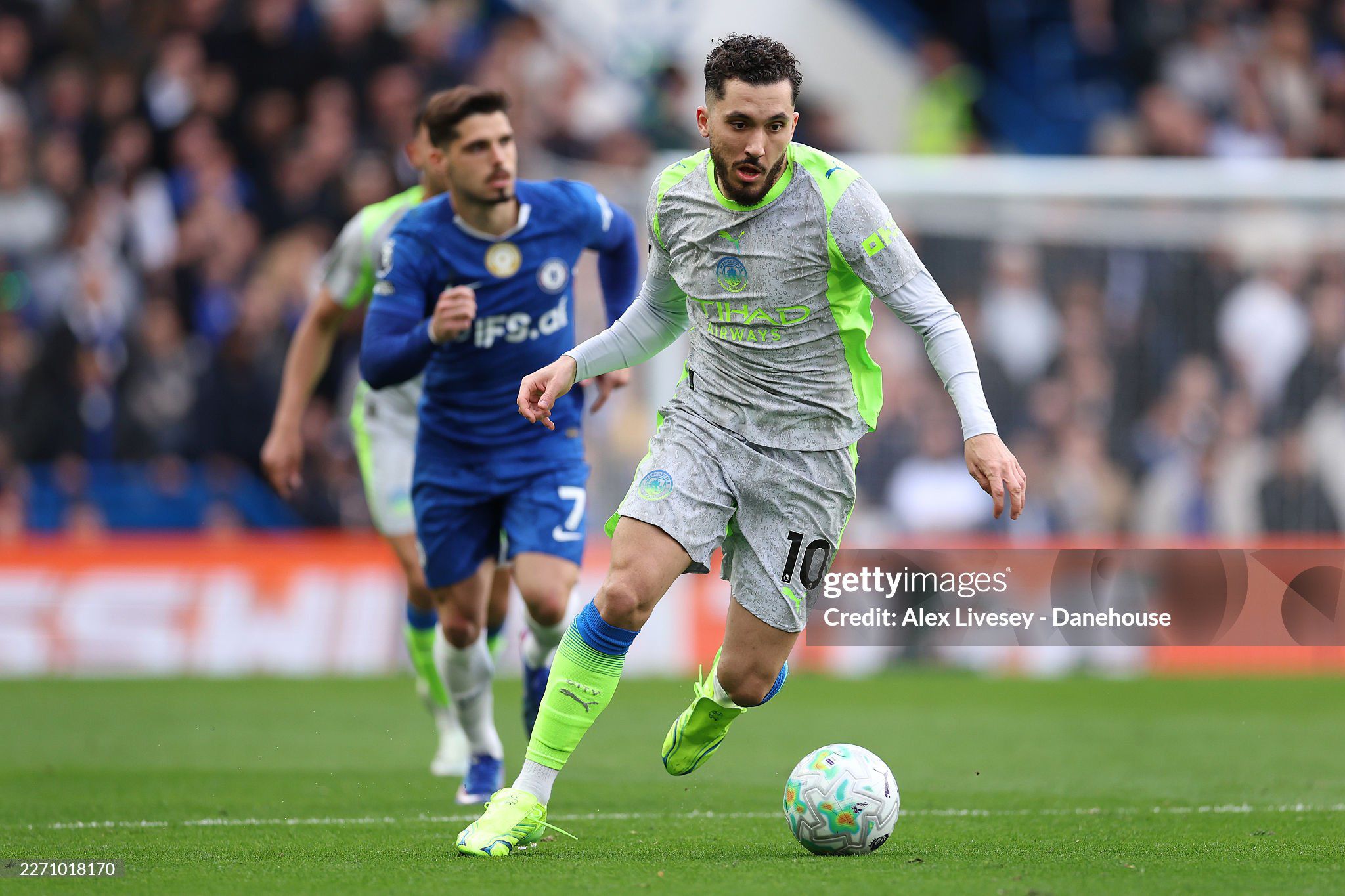 Man City hạ đẹp Chelsea: HLV Guardiola hài lòng, người hùng Cherki tuyên bố đanh thép - 2