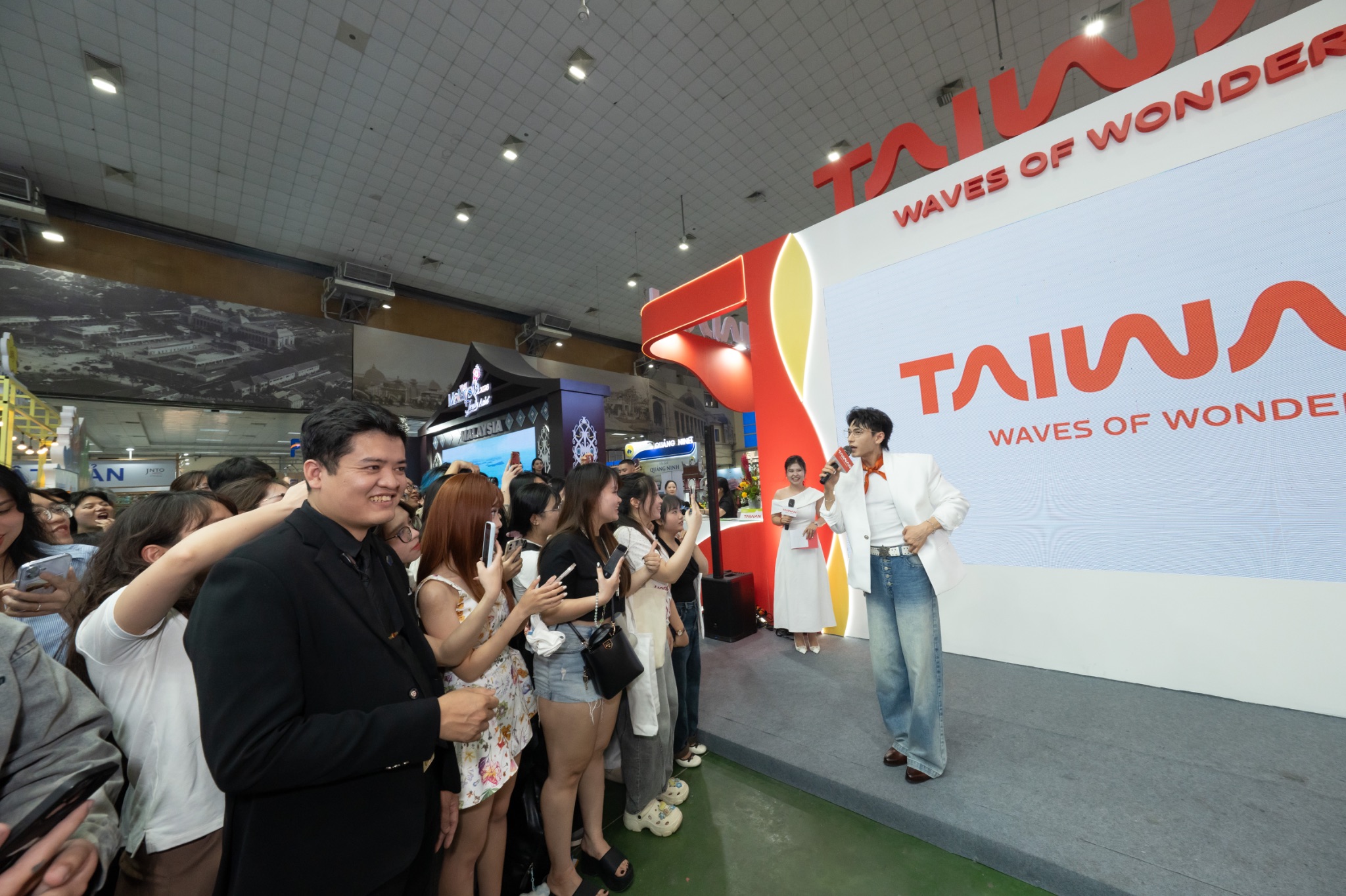 Isaac bất ngờ xuất hiện tại VITM Hà Nội 2026, hé lộ “thiên đường” du lịch khiến khách Việt mê mẩn - 1