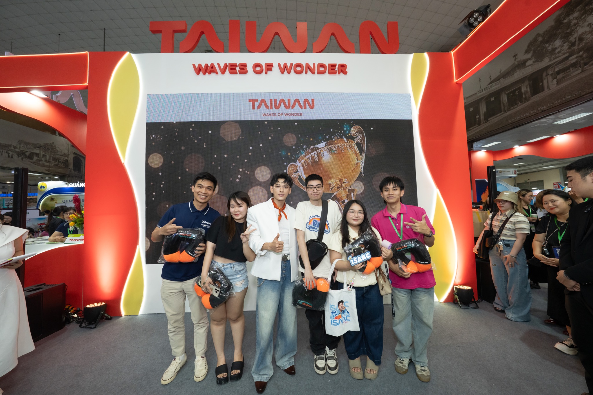 Isaac bất ngờ xuất hiện tại VITM Hà Nội 2026, hé lộ “thiên đường” du lịch khiến khách Việt mê mẩn - 3