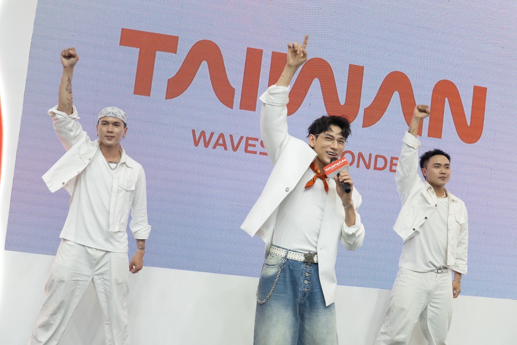 Isaac bất ngờ xuất hiện tại VITM Hà Nội 2026, hé lộ “thiên đường” du lịch khiến khách Việt mê mẩn - 2