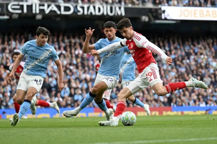 Cửa vô địch rộng mở với cả Man City & Arsenal, nhưng sai một ly sẽ đi một dặm - 2