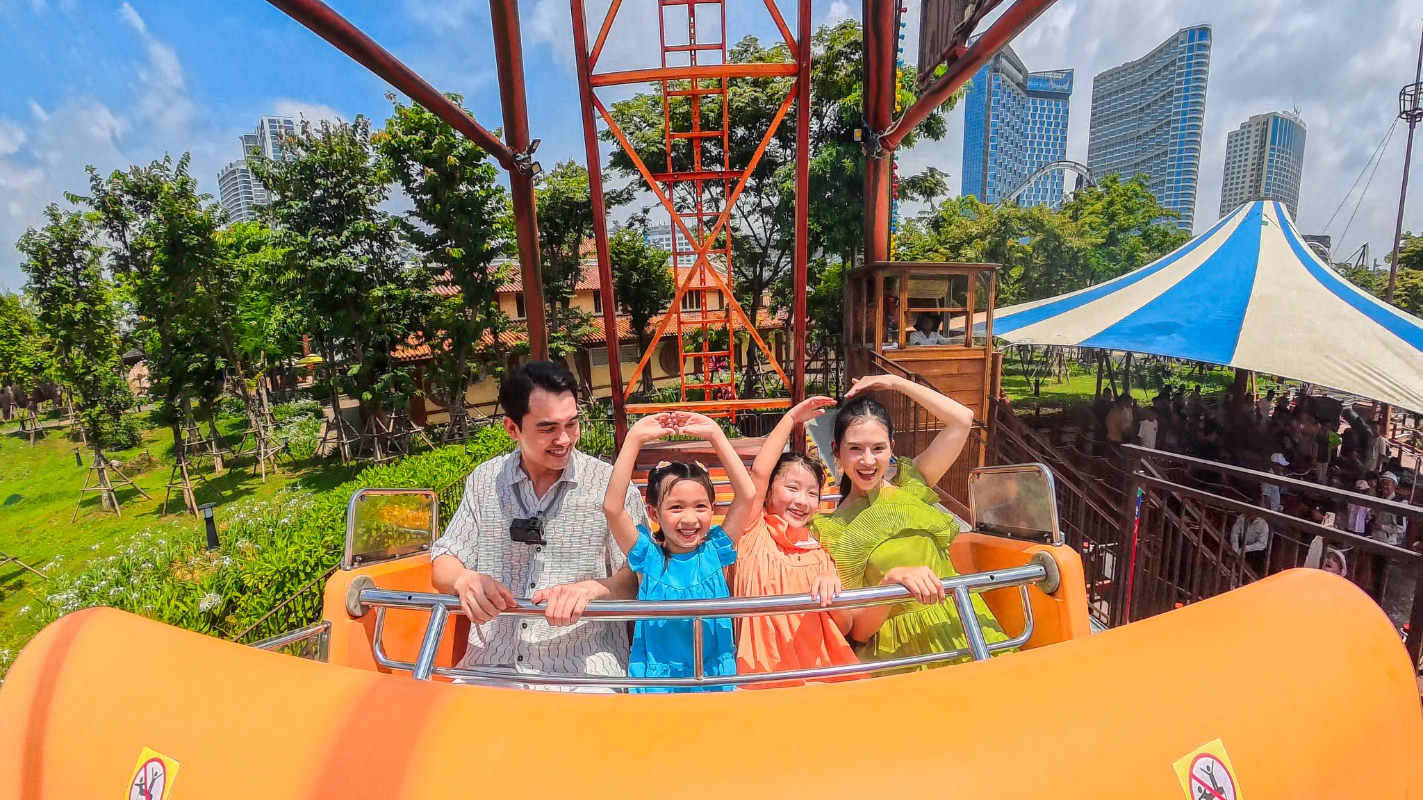 Nghỉ Giỗ Tổ và 30/4: đến Sun World Ha Long check-in cờ hoa rực rỡ, xem carnival, trải nghiệm ẩm thực giữa tầng mây - 1