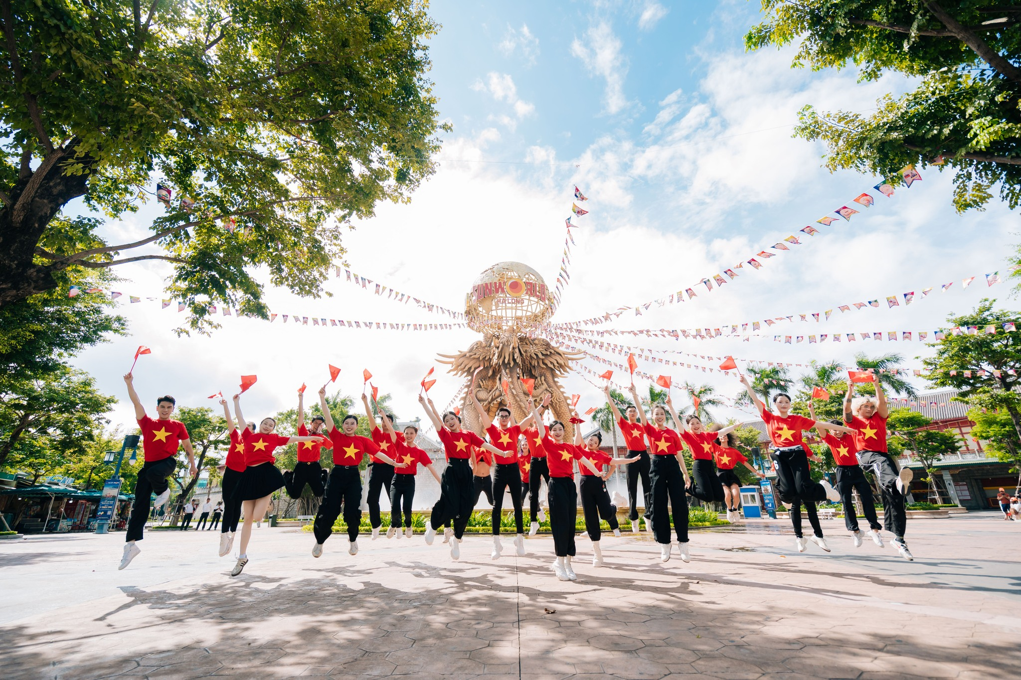 Nghỉ Giỗ Tổ và 30/4: đến Sun World Ha Long check-in cờ hoa rực rỡ, xem carnival, trải nghiệm ẩm thực giữa tầng mây - 3