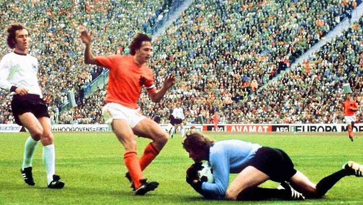 Hà Lan vướng lùm xùm tiệc thác loạn với 2 cô gái khỏa thân, gặp bi kịch ở World Cup 1974 - 3