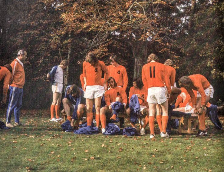 Hà Lan vướng lùm xùm tiệc thác loạn với 2 cô gái khỏa thân, gặp bi kịch ở World Cup 1974 - 2