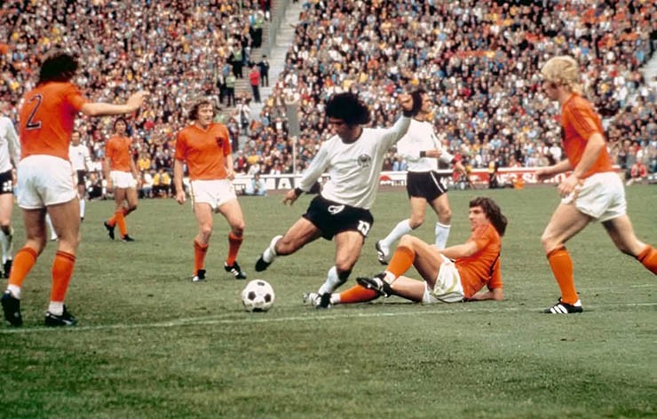 Hà Lan vướng lùm xùm tiệc thác loạn với 2 cô gái khỏa thân, gặp bi kịch ở World Cup 1974 - 4