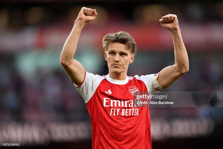 Nóng bảng xếp hạng Anh: Arsenal tạm đòi lại ngôi đầu, Tottenham thắng cũng như không - 1