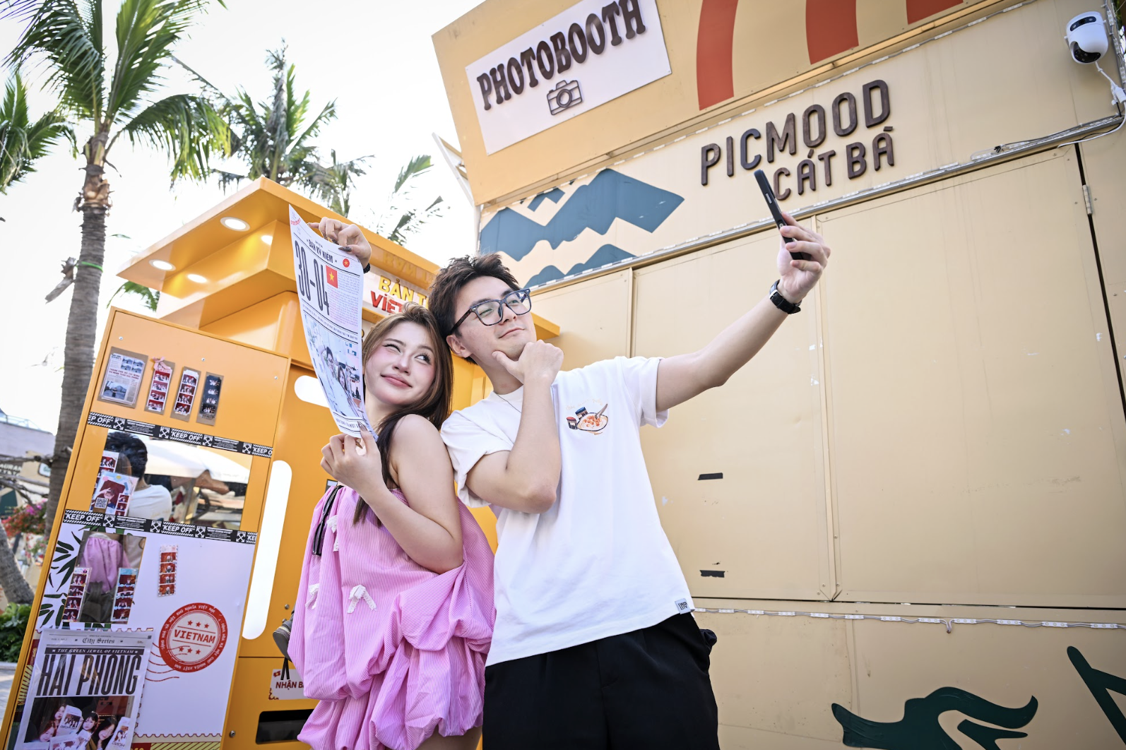 Cát Bà đón dòng khách lớn đêm khai trương VUI-Fest, vịnh trung tâm bùng nổ không khí lễ hội - 3