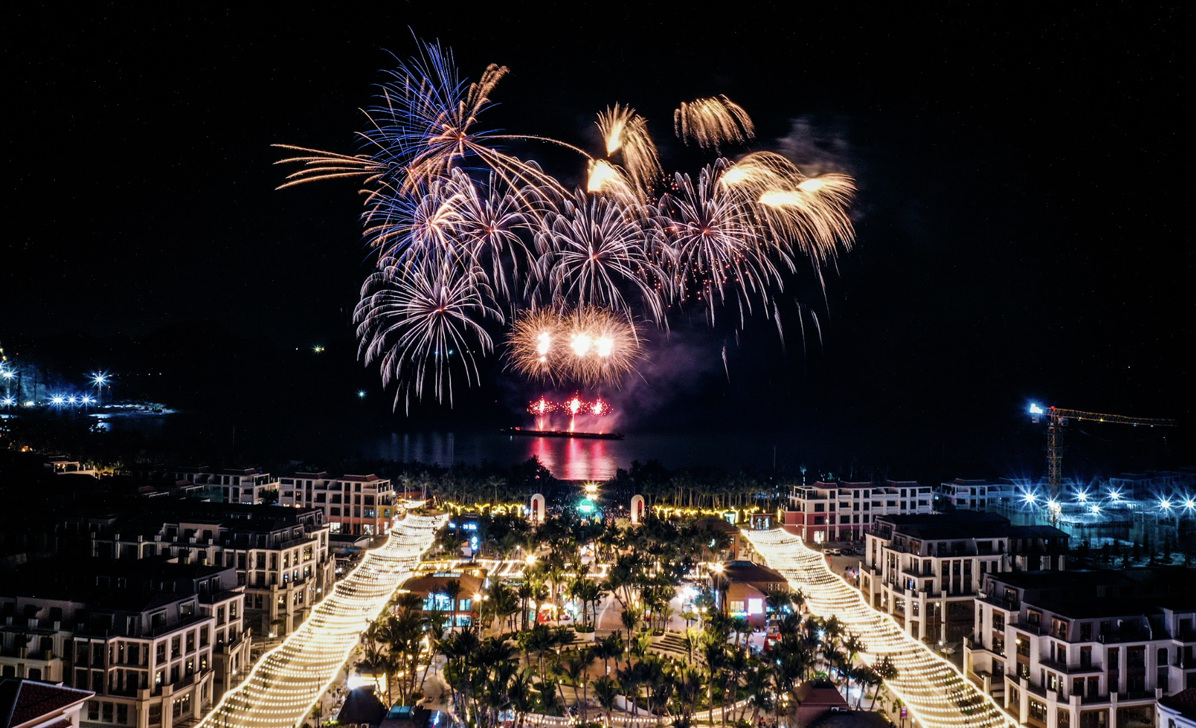 Cát Bà đón dòng khách lớn đêm khai trương VUI-Fest, vịnh trung tâm bùng nổ không khí lễ hội - 1