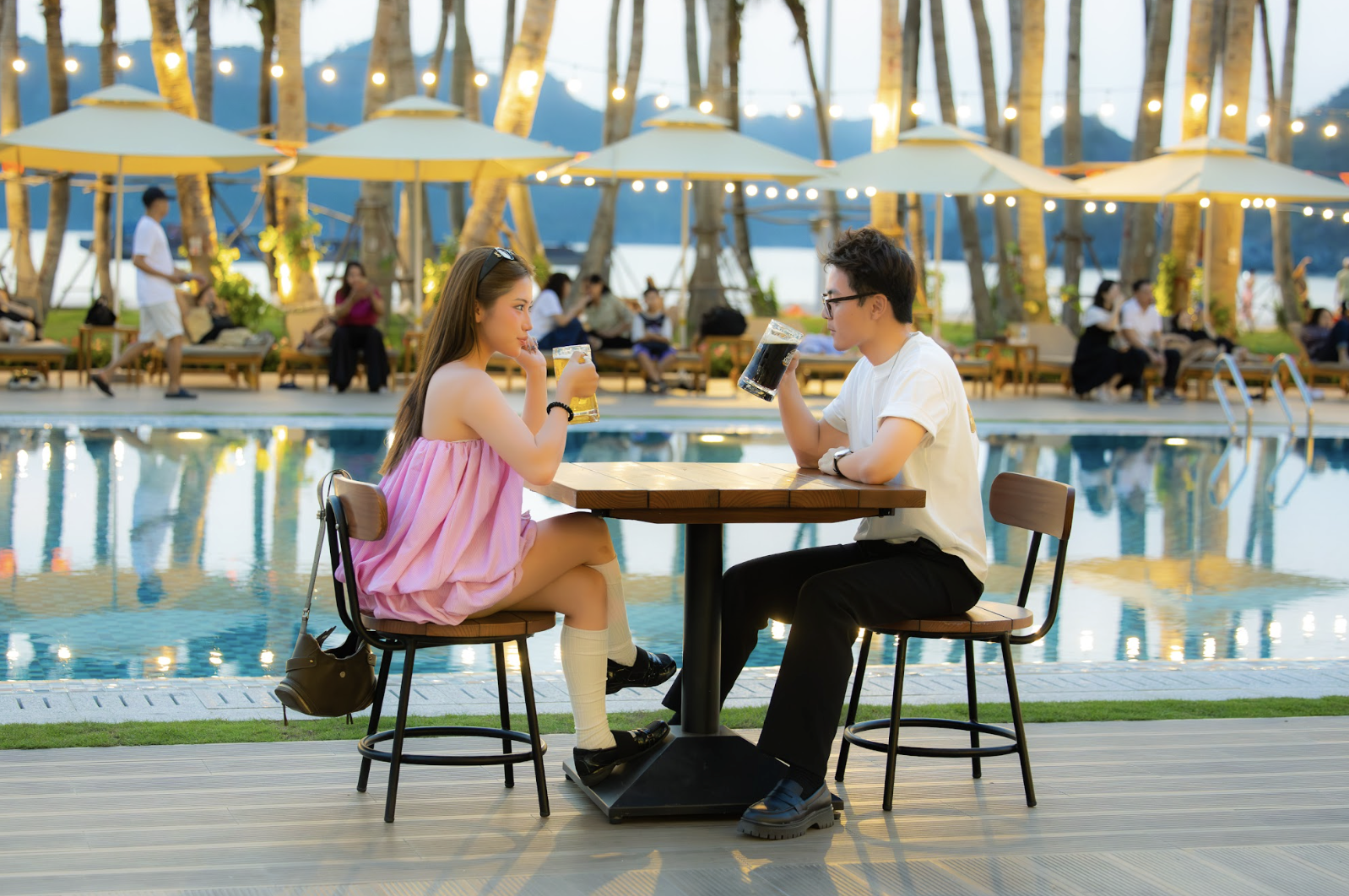 Cát Bà đón dòng khách lớn đêm khai trương VUI-Fest, vịnh trung tâm bùng nổ không khí lễ hội - 6