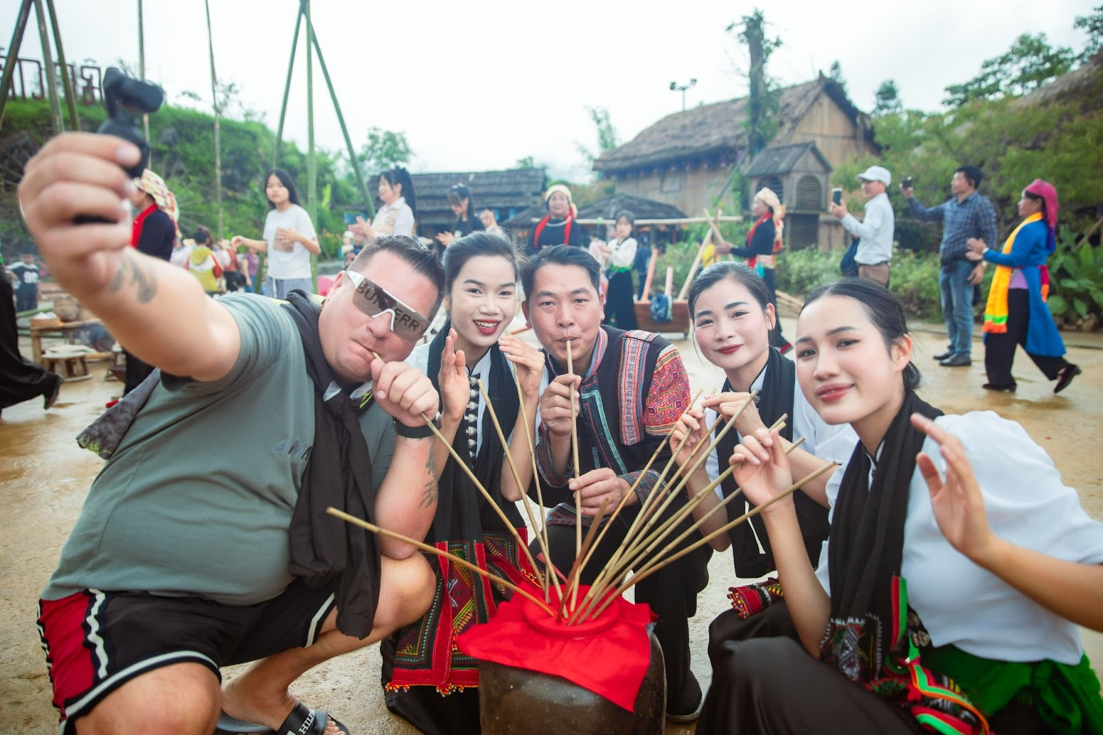 Lễ hội Hoa hồng Fansipan 2026 khai màn, hàng vạn du khách check-in bên triệu đoá hồng, vui bất tận từ sáng tới đêm - 6