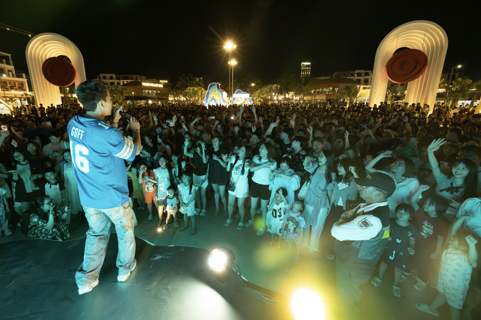 Cát Bà đón dòng khách lớn đêm khai trương VUI-Fest, vịnh trung tâm bùng nổ không khí lễ hội - 4