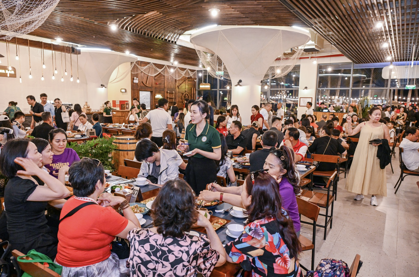 Cát Bà đón dòng khách lớn đêm khai trương VUI-Fest, vịnh trung tâm bùng nổ không khí lễ hội - 5