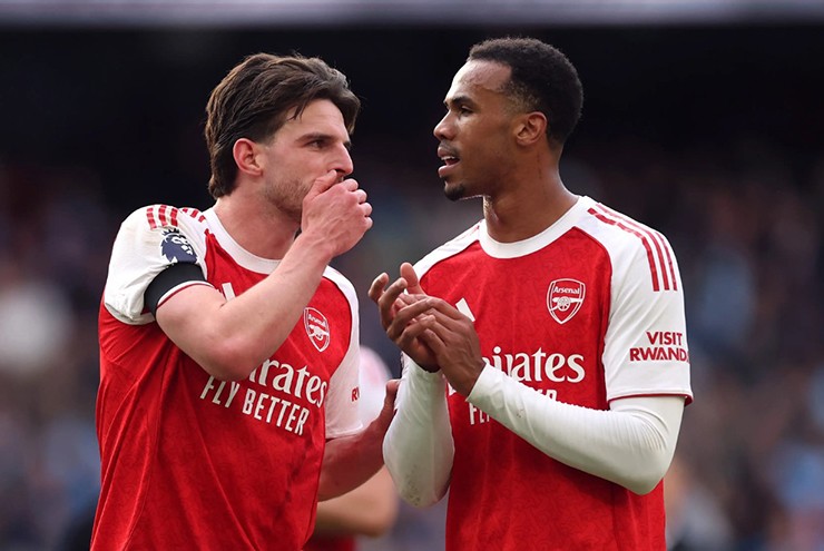 Arsenal vừa đá Cúp C1 vừa đua Ngoại hạng Anh, bị cảnh báo như "con dao hai lưỡi" - 1