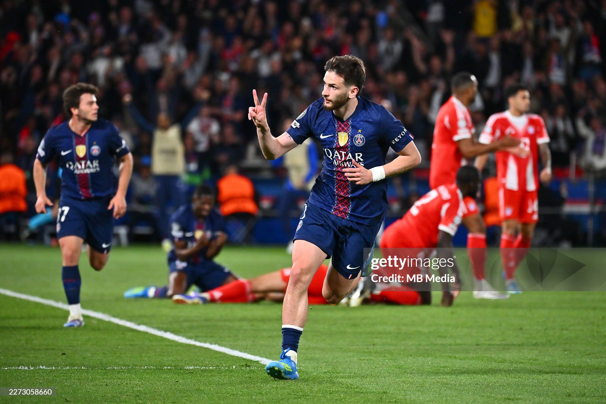 Đêm Paris huyền ảo ở Cúp C1: Đại tiệc bàn thắng, Dembele & "Maradona mới" nhảy múa - 7