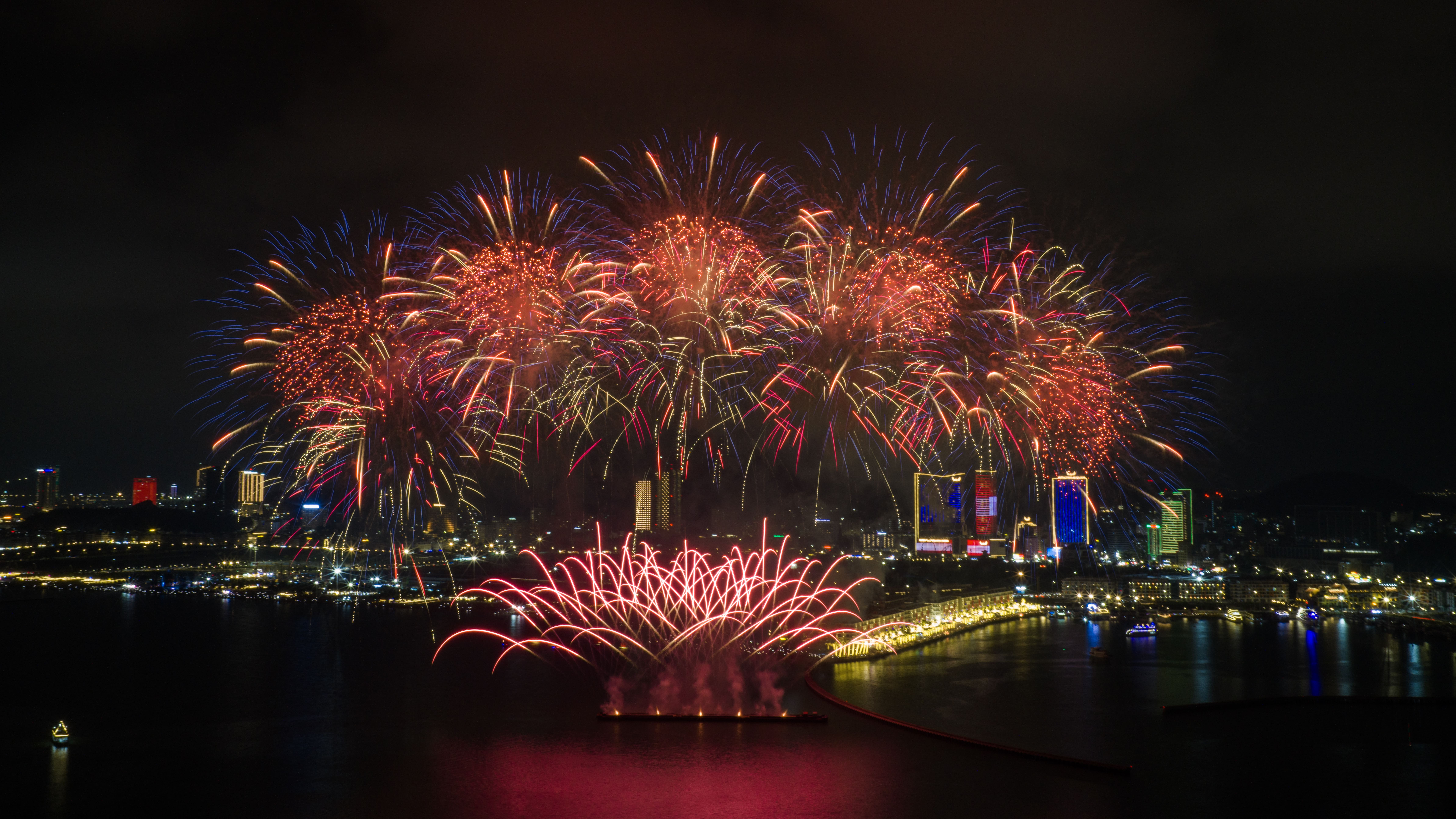 Một ngày hai lần pháo hoa: Quảng Ninh trở thành tâm điểm du lịch dịp 30/4 – 1/5 - 1