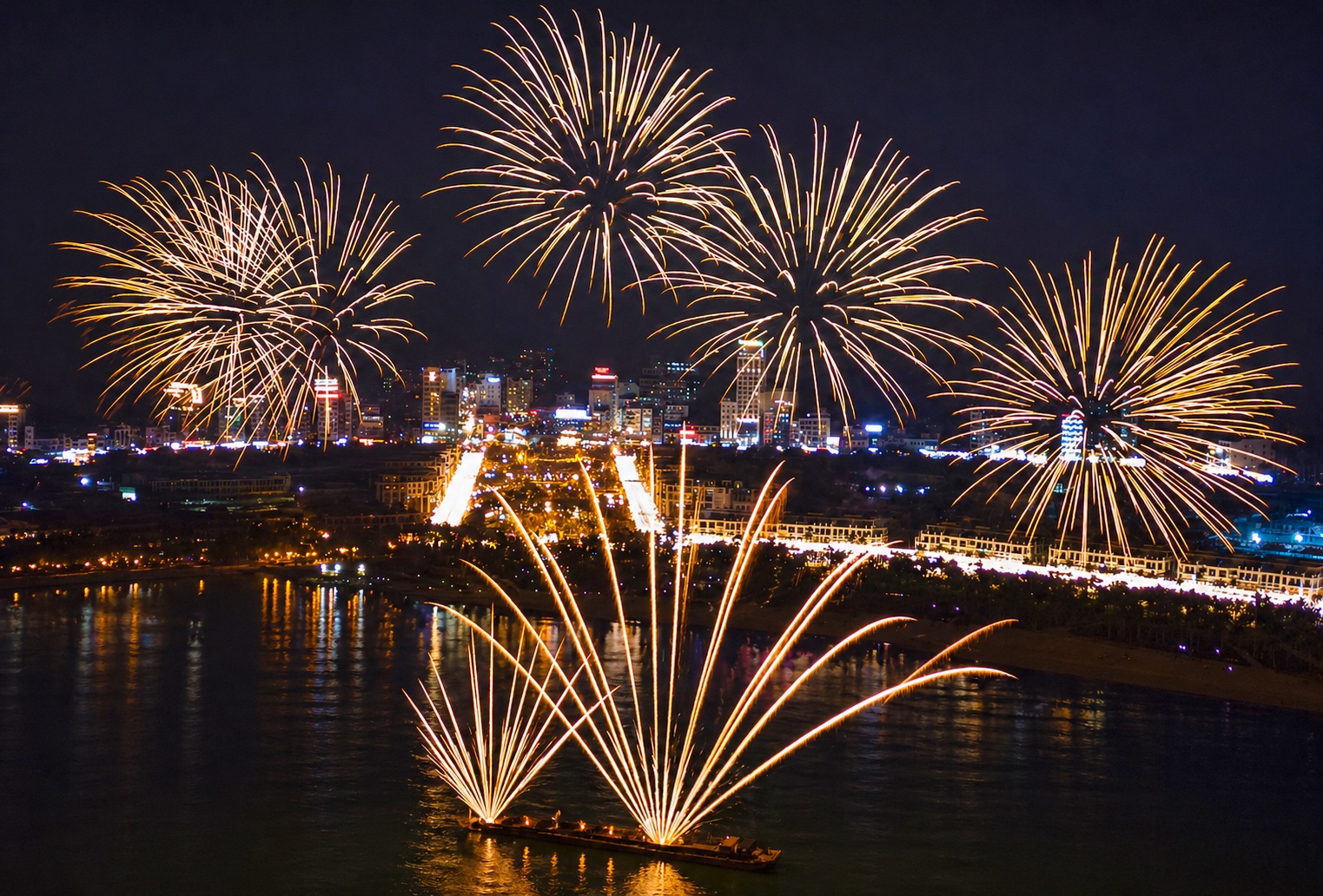 Ngắm pháo hoa "view triệu đô" từ Sun Bavaria tại phố lễ hội VUI-Fest Cát Bà - 1