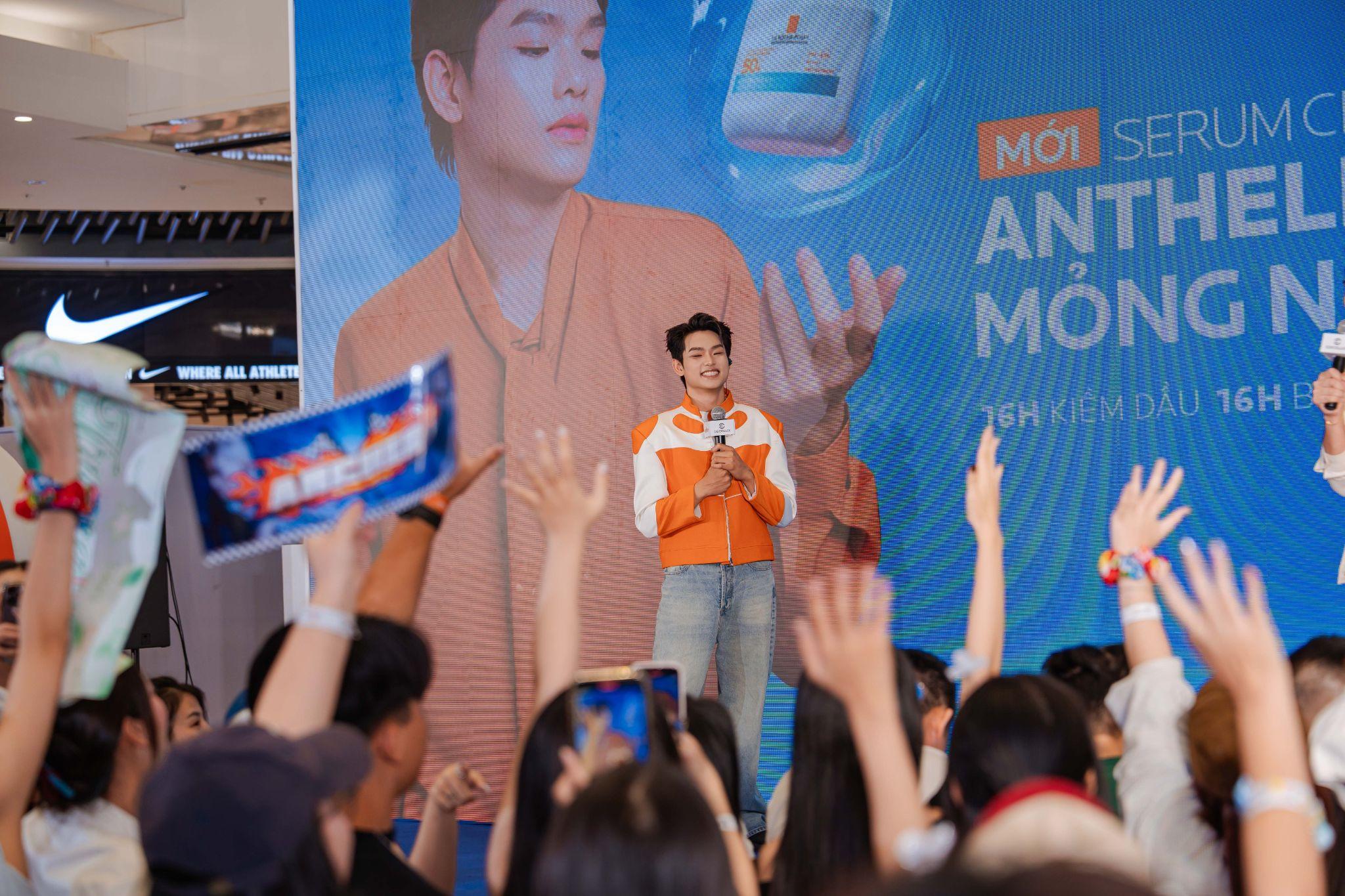 Hàng nghìn người “phủ kín” Aeon Mall Long Biên khi Buitruonglinh xuất hiện tại sự kiện COCOLUX x La Roche-Posay - 4