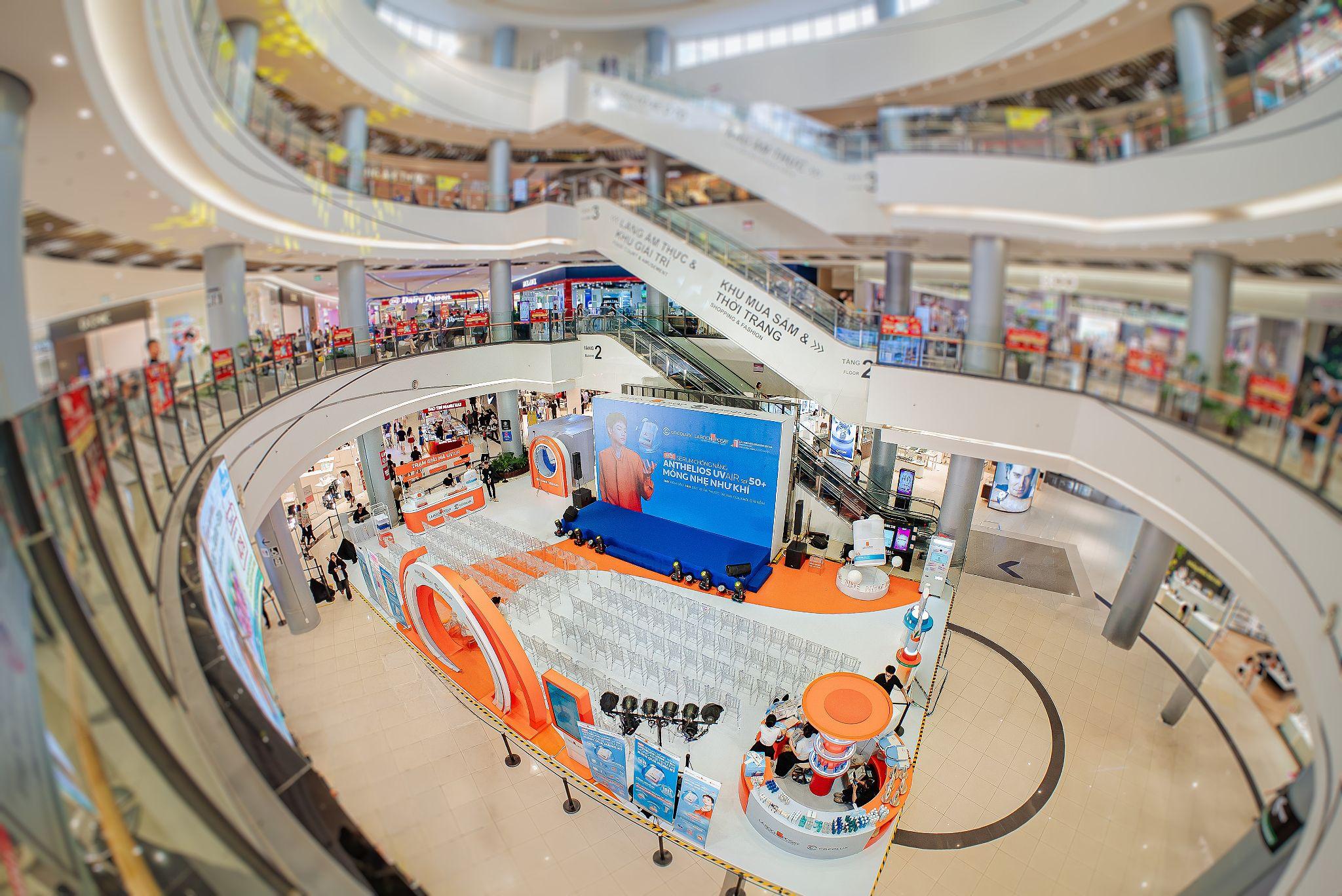 Hàng nghìn người “phủ kín” Aeon Mall Long Biên khi Buitruonglinh xuất hiện tại sự kiện COCOLUX x La Roche-Posay - 2