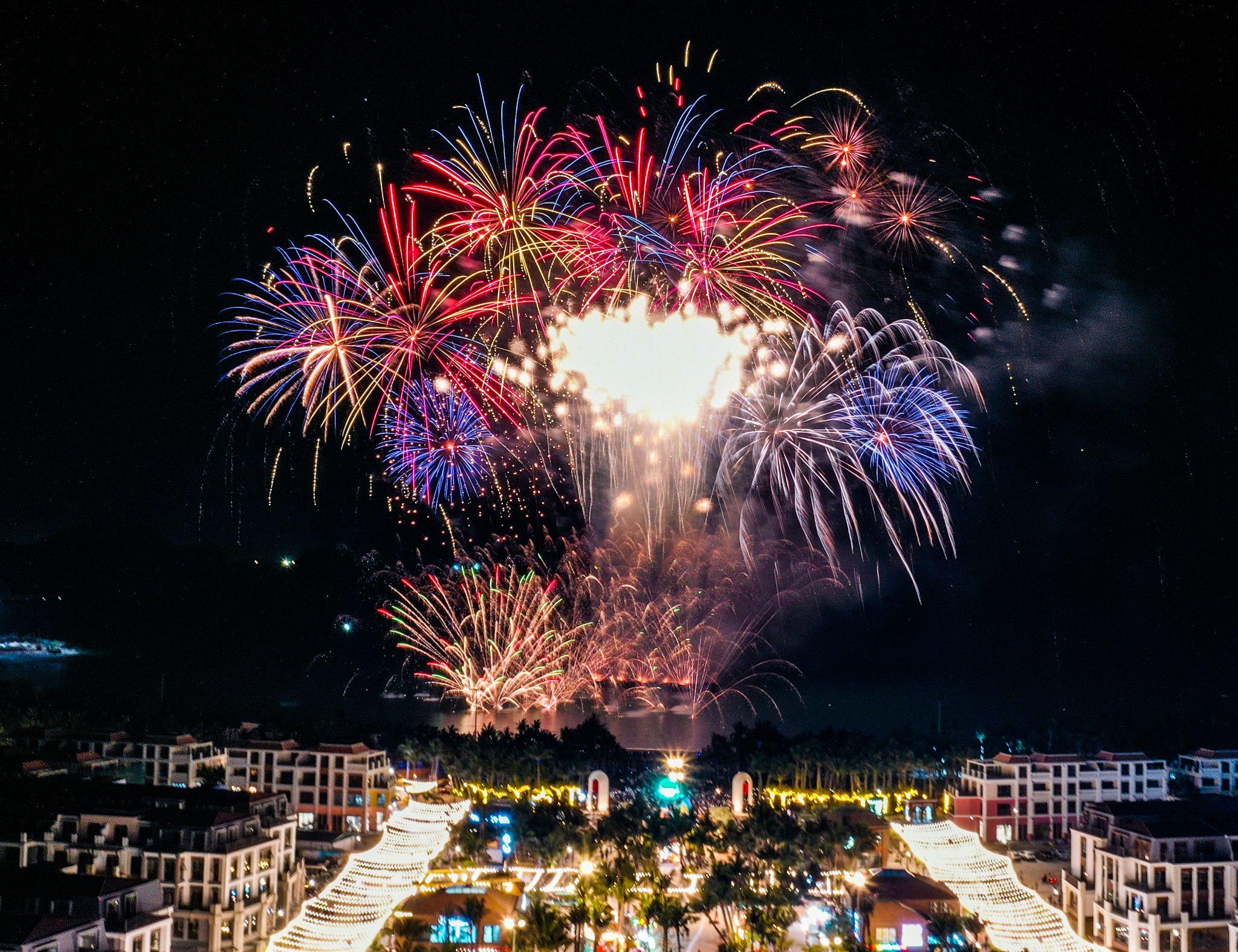 Ngắm pháo hoa "view triệu đô" từ Sun Bavaria tại phố lễ hội VUI-Fest Cát Bà - 2