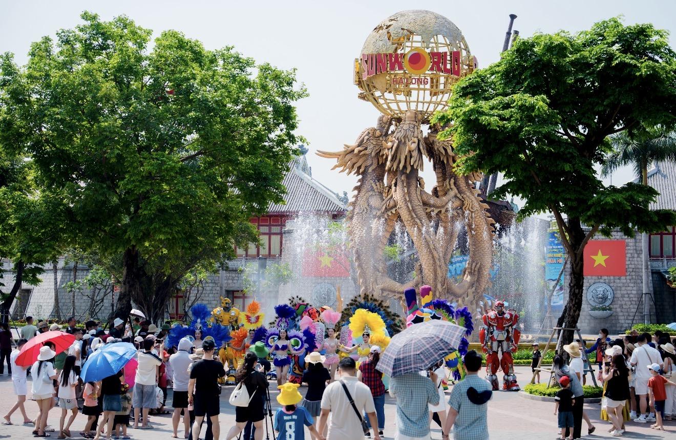 Sun World Hạ Long sôi động ngay từ ngày đầu kỳ nghỉ lễ 30/4 - 1