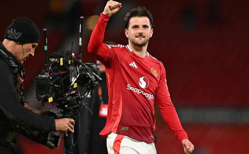 Mount tự tin MU sẽ vô địch NHA, Ronaldo phản pháo vụ được trọng tài ưu ái (Clip tin nóng) - 1