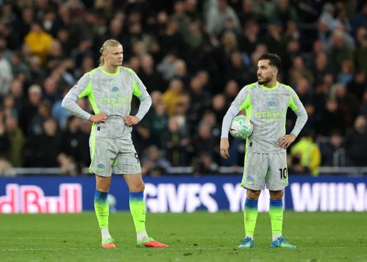 Man City "tự bắn vào chân": Pep Guardiola thất thần, bị fan Arsenal chế giễu - 2