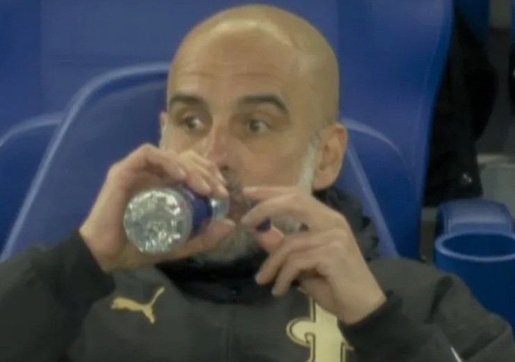 Man City "tự bắn vào chân": Pep Guardiola thất thần, bị fan Arsenal chế giễu - 1
